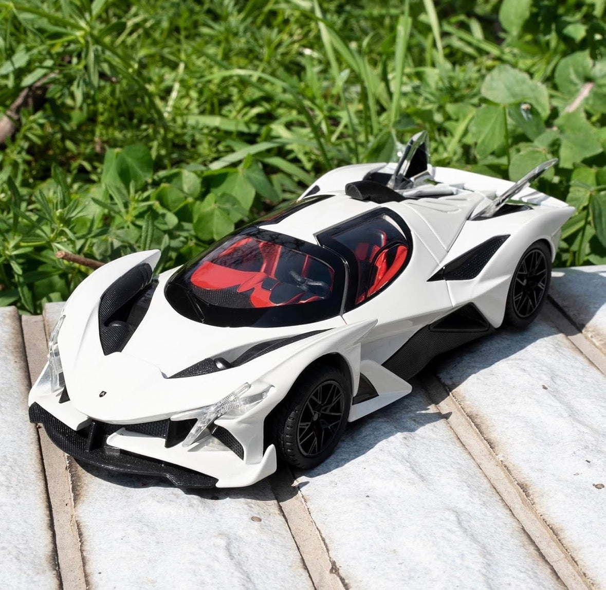 Apollo Evo Supercar 1:24 Scale White